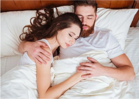 Qué significa que tu pareja te dé espalda al dormir - Jachal Digital