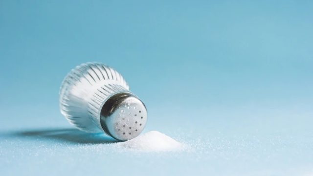Considerada símbolo de amistad y durabilidad, derrarmar por accidente la sal está considerado un mal presagio (Shutterstock)